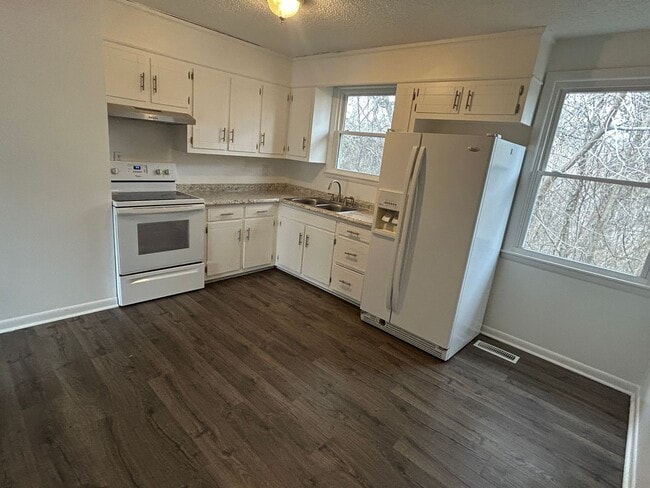 Photo - 4758 Trenton Dr Apartment