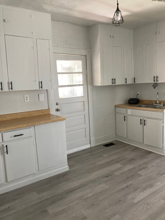 kitchen - 223 S Western Ave