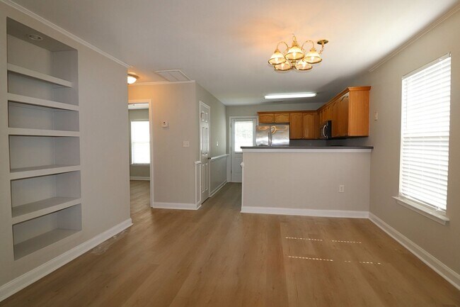 Building Photo - Location! Location! 3 bedroom End Unit Tow...