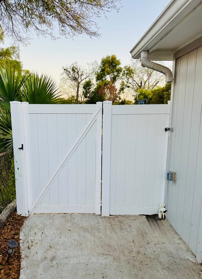 Entrance gate - 4432 Perch St