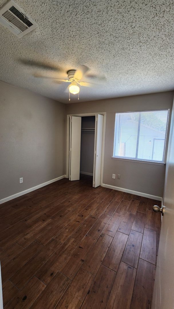 Building Photo - 1600 W Braker Ln