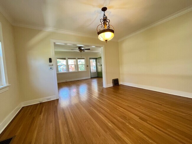 Foto del edificio - **Coming Soon** Ideal Location Steps from ...
