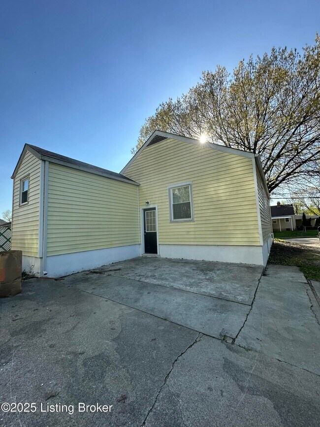 Building Photo - 2411 S 5th St