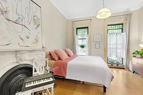 Foto del edificio - Charming 1-Bedroom Gem on Madison St-  Solar powered house full of character, charm and original ...