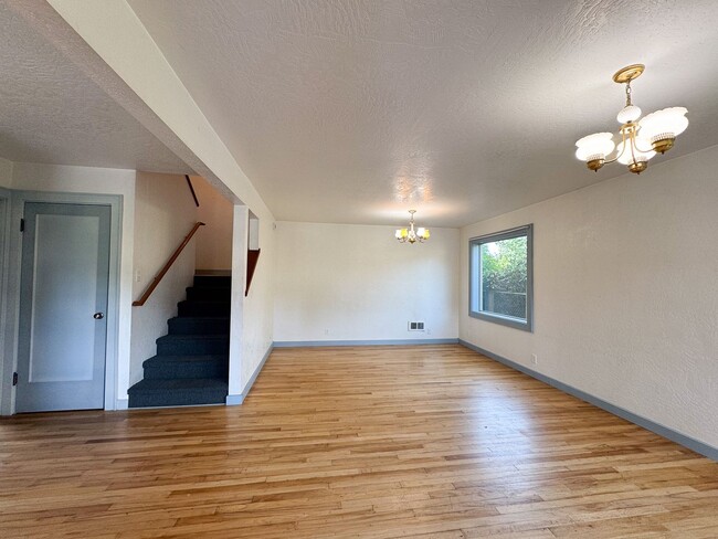Building Photo - 3 Bed, 1.5 Bath overlooking the Rose Garde...