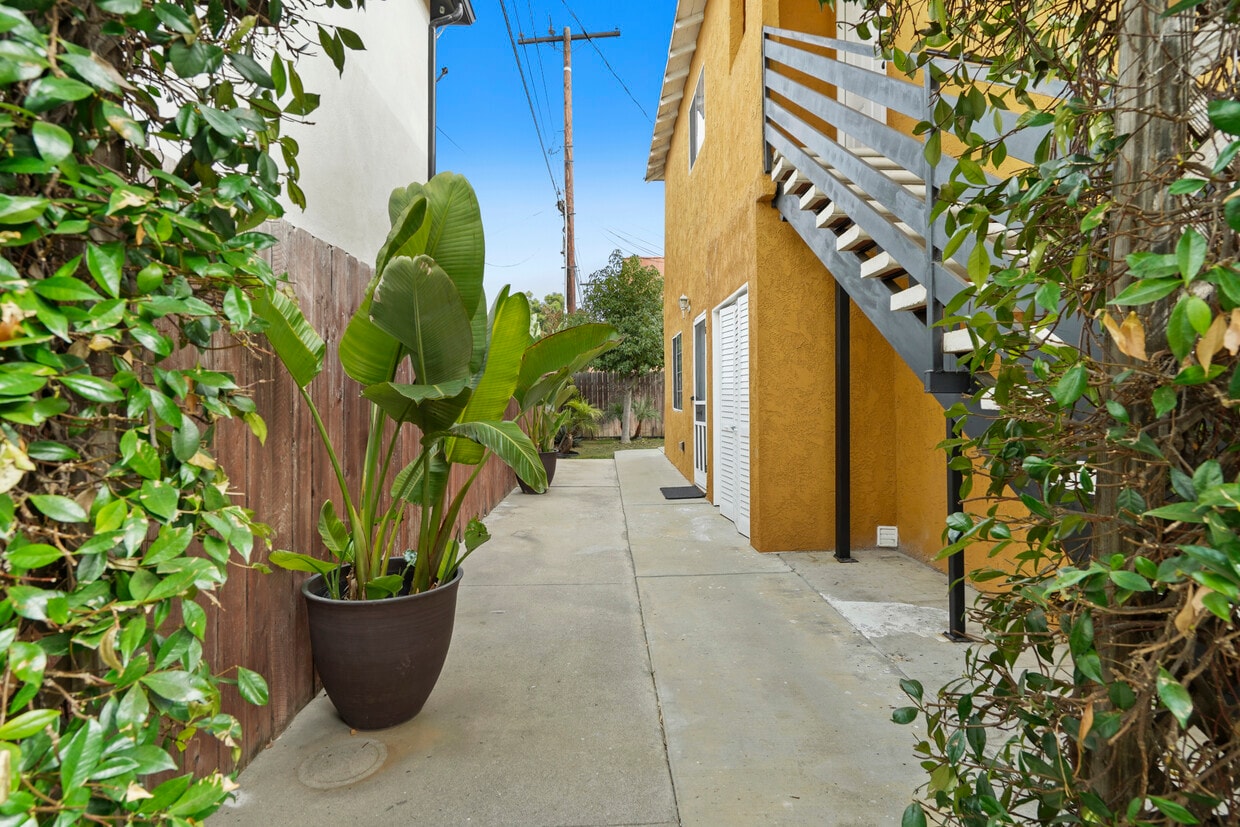 Primary Photo - 8615 Higuera St