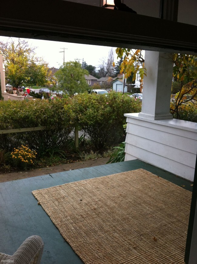 Building Photo - 2 br, 1 bath Apartment - 800 B Street