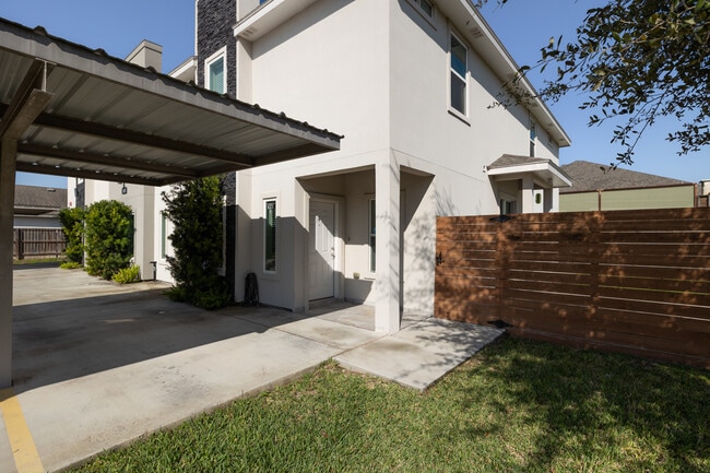 Building Photo - 1021 E La Cantera Ave