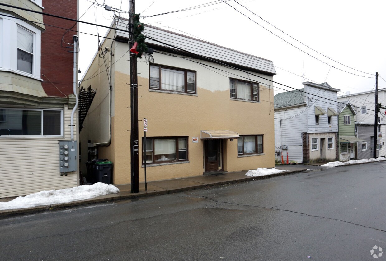 Building Photo - 721 Centre St