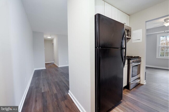 Building Photo - 3991 Lyndhurst Dr