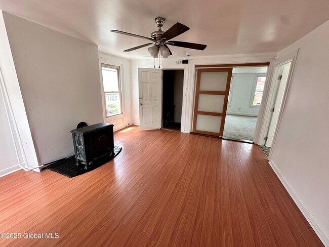Foto del edificio - 93 Hudson Ave