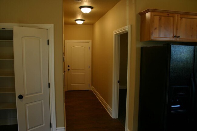 Building Photo - Newer Big 6 room, 4 Bathroom