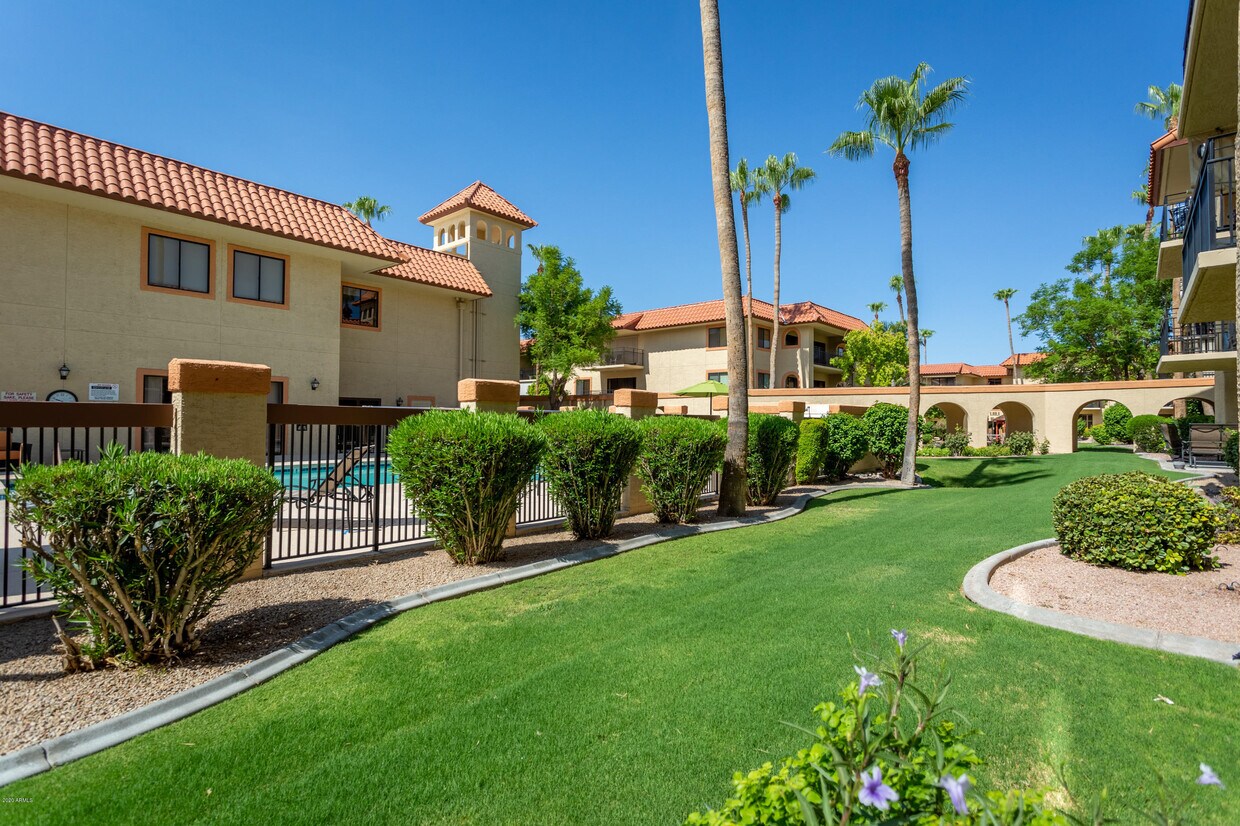 Foto principal - 10330 W Thunderbird Blvd