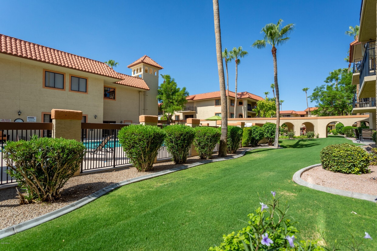 Primary Photo - 10330 W Thunderbird Blvd