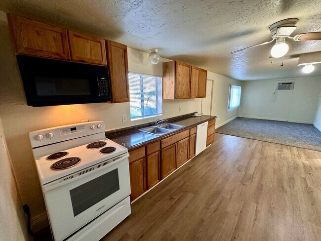 Foto del edificio - LARGE DOWNSTAIRS CORNER UNIT 2 BED 1 BATH