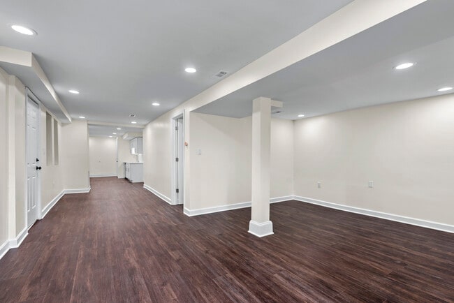 Living area - 2647 W Evergreen Ave