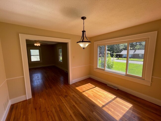 Building Photo - 3 bedroom 1 bathroom house available.   Pe...