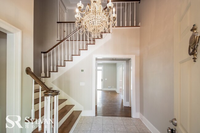 Building Photo - Beautiful 3BR 2.5BA Home