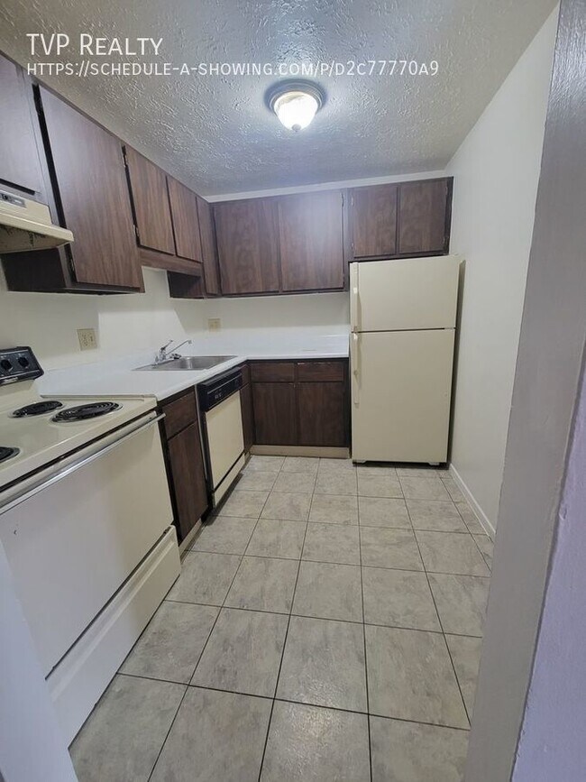 Building Photo - Spacious 2 Bedroom with Balcony