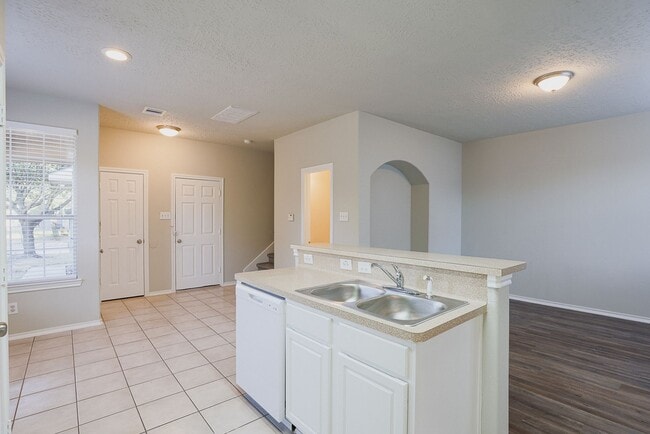 Building Photo - Move in Ready in 77044!