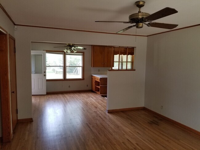 Foto del edificio - Midtown bungalow, beautiful hard wood floors, lots of natural light.