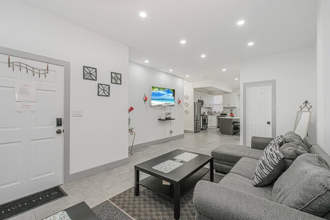 Building Photo - 479 Putnam Ave