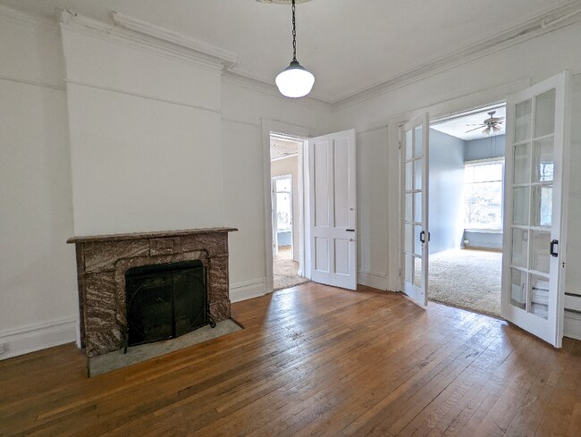 Building Photo - 346 S Rose St