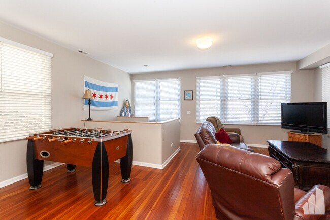 Foto del edificio - 2440 N Ashland Ave