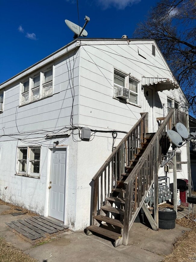 Building Photo - 127 E 10th St