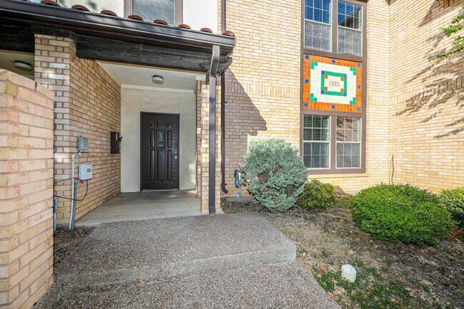 Foto del edificio - 2445 Monarch Dr