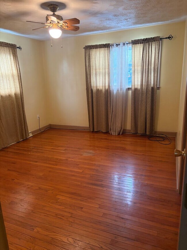 Foto del edificio - Charming Reading 3/4 BR Home For Rent with lots of Character