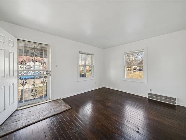 Building Photo - This charming, three bedroom