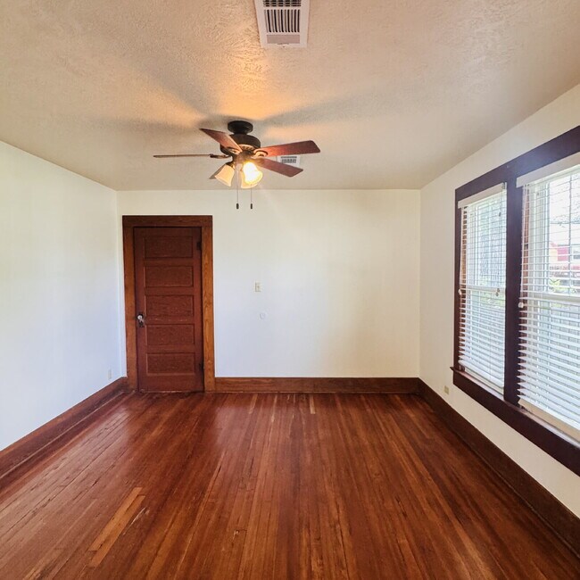 Building Photo - Spacious Single-Family Home in the Heart of Port Neches, TX