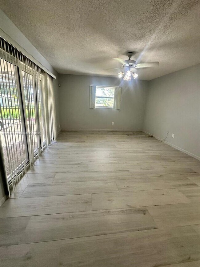 Foto del edificio - 9480 SW 99th St