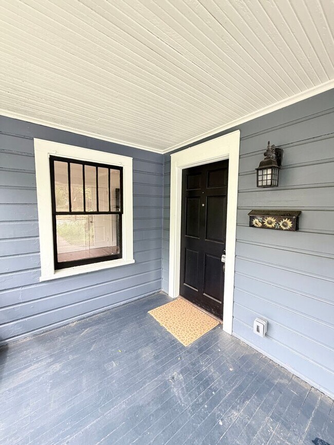 Foto del edificio - West Asheville Bungalow. 2 bedrooms, 1 bathroom. Great location!