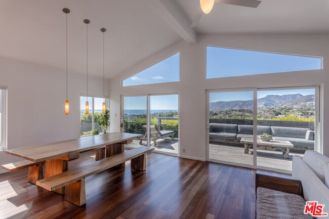Foto del edificio - 29500 Heathercliff Rd