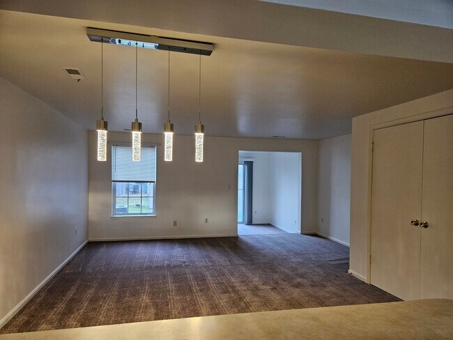 Vista 2 de sala de estar, comedor y estudio - 1217 Brice Square