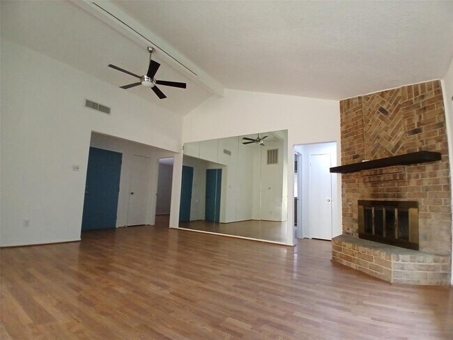 Foto del edificio - 1126 E Brompton Dr