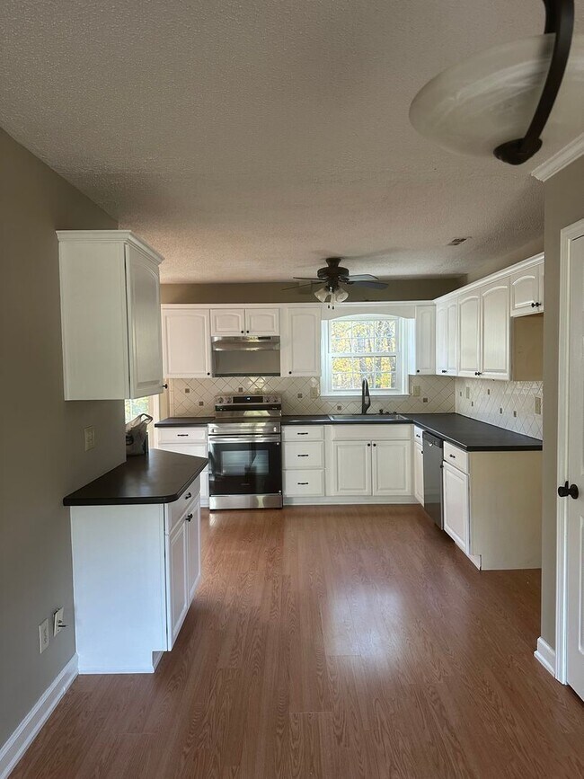 Foto del edificio - Gorgeous and very roomy 2-story home featu...