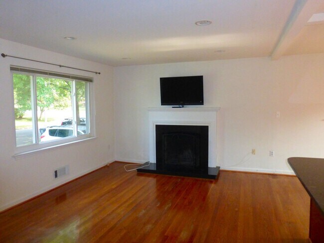 Foto del edificio - Beautiful 4 BR Rambler in Falls Church City
