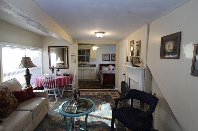 Building Photo - 994 HP Johnson St