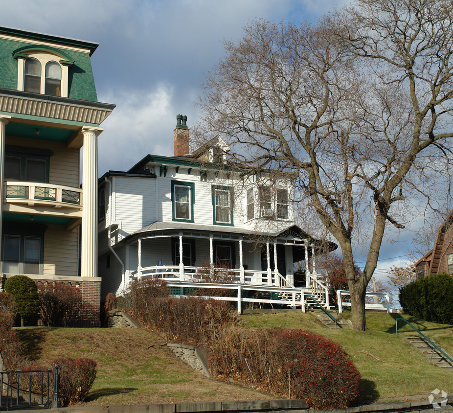 Building Photo - 236 Saratoga St