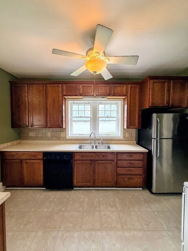 Foto del edificio - Three bedroom one bathroom home for rent