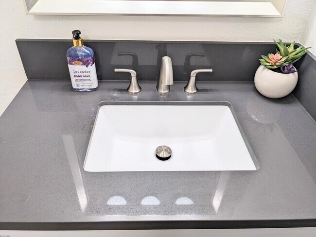 Foto del edificio - 2807 E Harbor Blvd