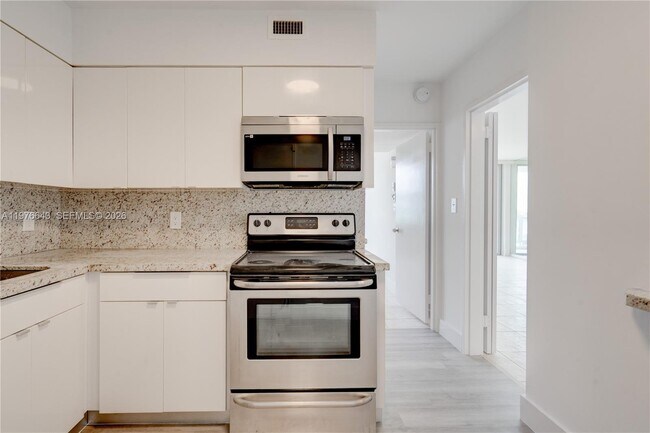 Foto del edificio - 5161 Collins Ave