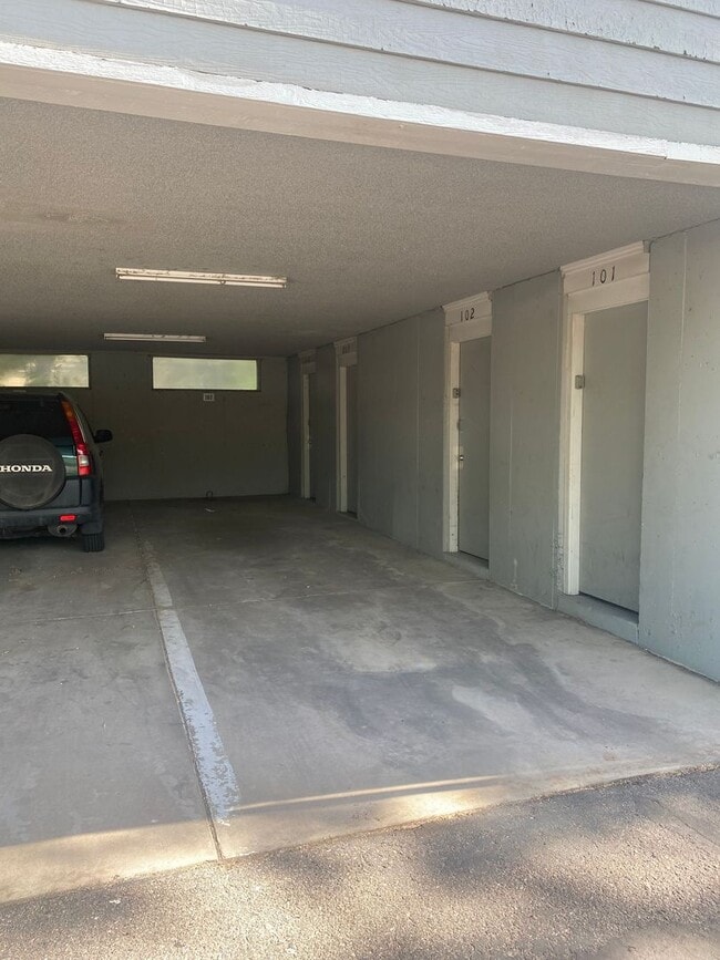 Building Photo - Large 1-bedroom condo with covered parking!  All appliances!