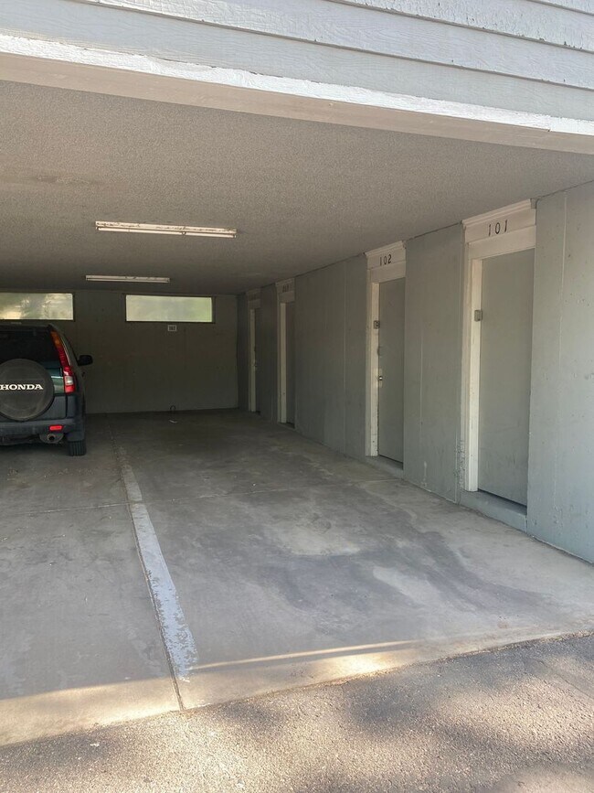 Foto del edificio - Large 1-bedroom condo with covered parking!  All appliances!
