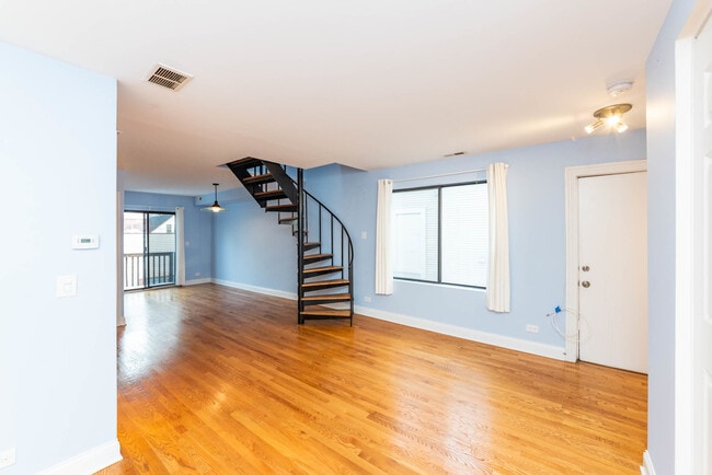 Building Photo - 2643 N Southport Ave