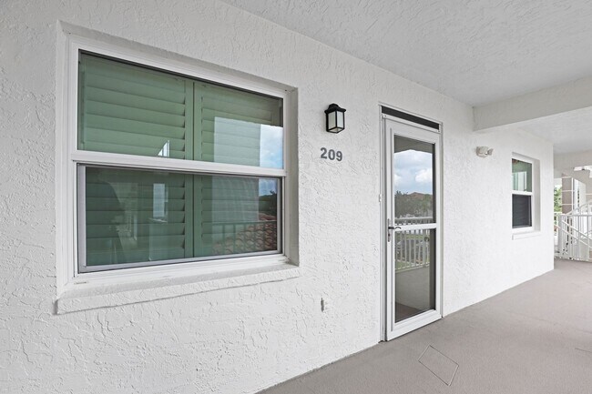 Foto del edificio - 6505 Stone River Rd