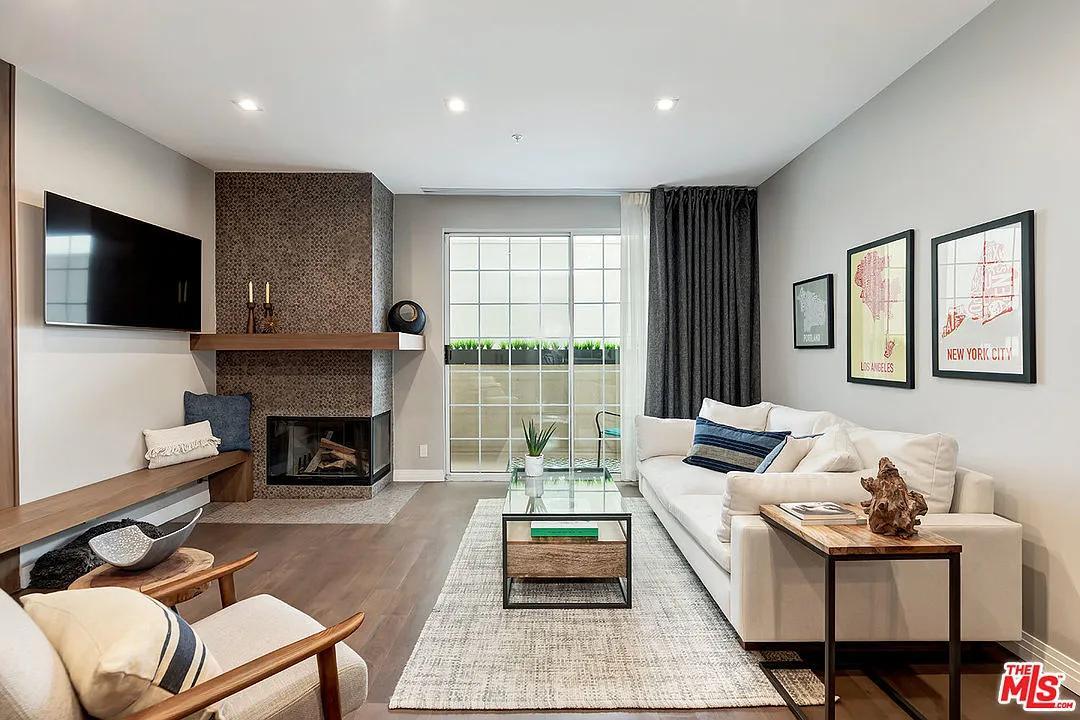 Primary Photo - 930 N Doheny Dr